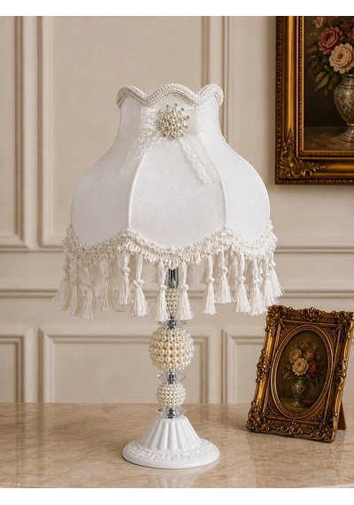 Beyaz Kadife Kaplı Çiçek Dekorlu Başlık Beyaz İnci Ayaklı Klasik Model Şık Abajur 55x25cm