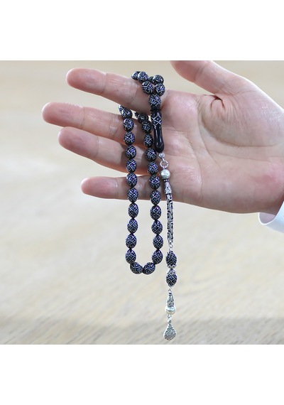 925 Ayar Gümüş Kral Zincir Püsküllü Ekose Motifli Gümüş-firuze İşlemeli Arpa Kesim Erzurum Oltu Taşı Tesbih Beyaz - Siyah 925 Ayar Gümüş Kral Zincir Püsküllü Ekose Motifli Gümüş-firuze İşlemeli Arpa Kesim Erzurum Oltu Taşı Tesbih Beyaz - Siyah