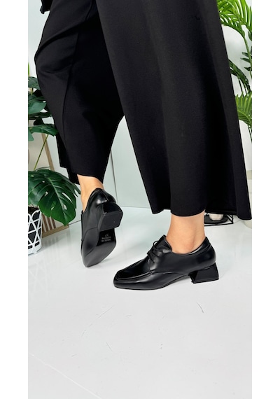 Günlük Kadın Loafer Topuklu Toka Ve Dikiş Detaylı Bağcıklı Küt Burunlu Ayakkabı 1500 Siyah Günlük Kadın Loafer Topuklu Toka Ve Dikiş Detaylı Bağcıklı Küt Burunlu Ayakkabı 1500 Siyah