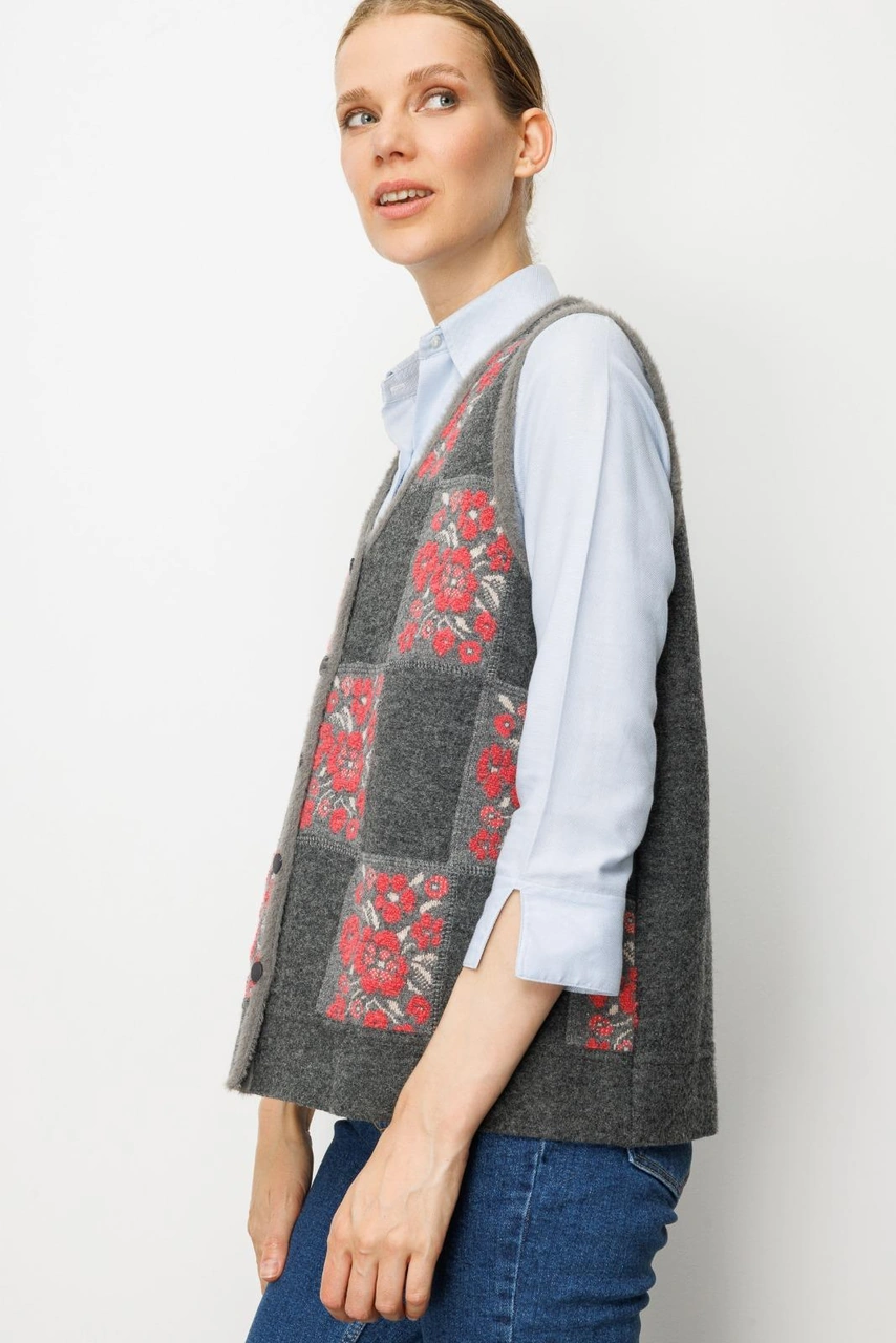 Desen Triko Kadın Pıtırcık Çiçekli Patchwork Keçe Yün Yelek Füme Y.ş.pembe Füme Y.ş.pembe Desen Triko Kadın Pıtırcık Çiçekli Patchwork Keçe Yün Yelek Füme Y.ş.pembe Füme Y.ş.pembe