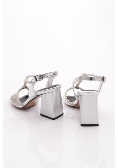 Dgn 808 Kadin Bantli Silver Taşli Burgu Aksesuarli Topuklu Sandalet 808-1922-R13844 Gümüş