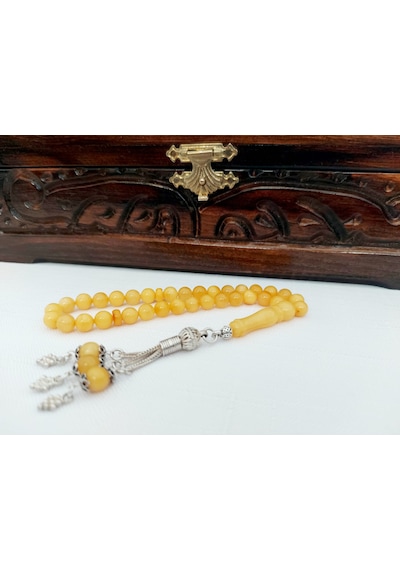 Damla Kehribar Dört Parmak Küre Kesim Gümüş Püsküllü Tesbih... Damla Gr : 6,3 Gümüş Gr : 3,8 Ölçü : 6,5 X 6,5 Koyu Sarı Damla Kehribar Dört Parmak Küre Kesim Gümüş Püsküllü Tesbih... Damla Gr : 6,3 Gümüş Gr : 3,8 Ölçü : 6,5 X 6,5 Koyu Sarı
