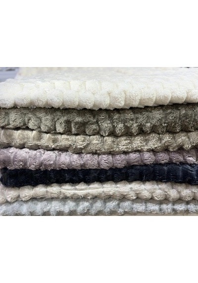 Kaymaz Tabanlı Kabartmalı Peluş Çok Amaçlı Örtü Çok Renkli
