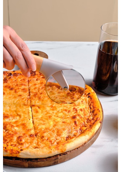 Karaca x Refika Gadgets Ahşap Saplı Pizza Dilimleyici