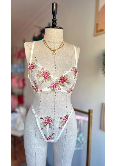 Suısy Rosy Garden Ekru Çiçek Nakışlı Sütyen Külot Takımı