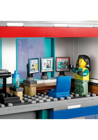 LEGO® City 60371 Acil Durum Araçları Merkezi 706 Parça