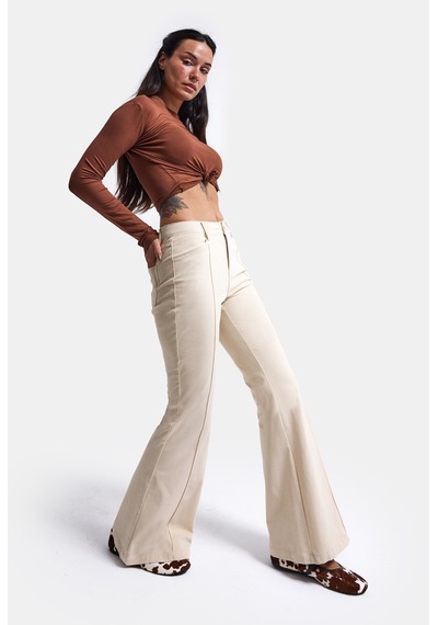 Kadın Bej Flare Fit Pürüzsüz Dokulu Esnek Velvet Kadife Kumaş Pantolon Ekru