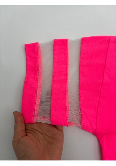 Büyük Beden Çiçek Desenli Taş Boncuk Baskılı Bisiklet Yaka Kolları Tül Detaylı Neon Renkli Kadın Bluz Pembe Büyük Beden Çiçek Desenli Taş Boncuk Baskılı Bisiklet Yaka Kolları Tül Detaylı Neon Renkli Kadın Bluz Pembe