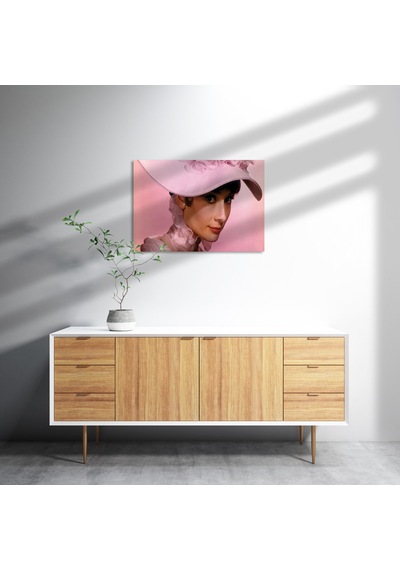 Cakasepetim Audrey Hepburn Pembe Şapkalı Ve Elbiseli Yakın Çekim Ahşap Mdf Tablo