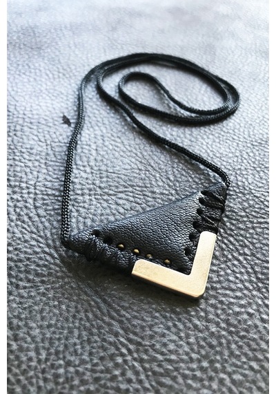 KAYI CEVŞEN DUALI ÜÇGEN KOLYE MUSKA HAKİKİ DERİ METAL KORUMALI 8758495757009