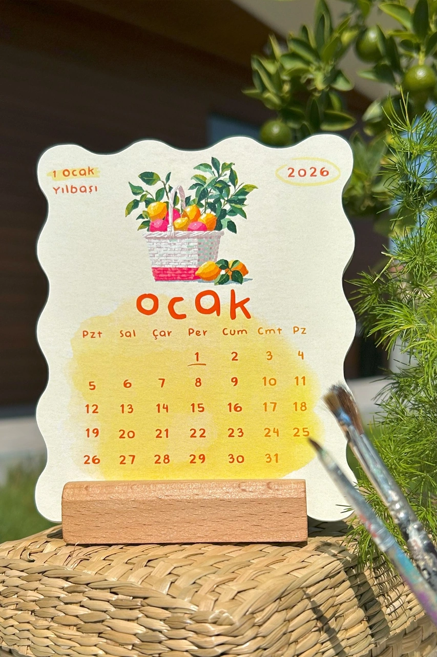 Akdeniz Esintili 2026 Masa Takvimi Dalgalı Kesim, 12 Ay, Ahşap Ayaklı Dekoratif Takvim