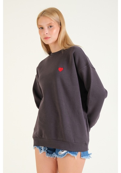 Giyim Dünyası Kadın Kalp Nakışlı 3 İp Şardonlu Oversize Sweatshirt Füme 001