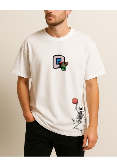 Basketbol Oynayan Kuru Kafa Baskılı T-shirt Beyaz