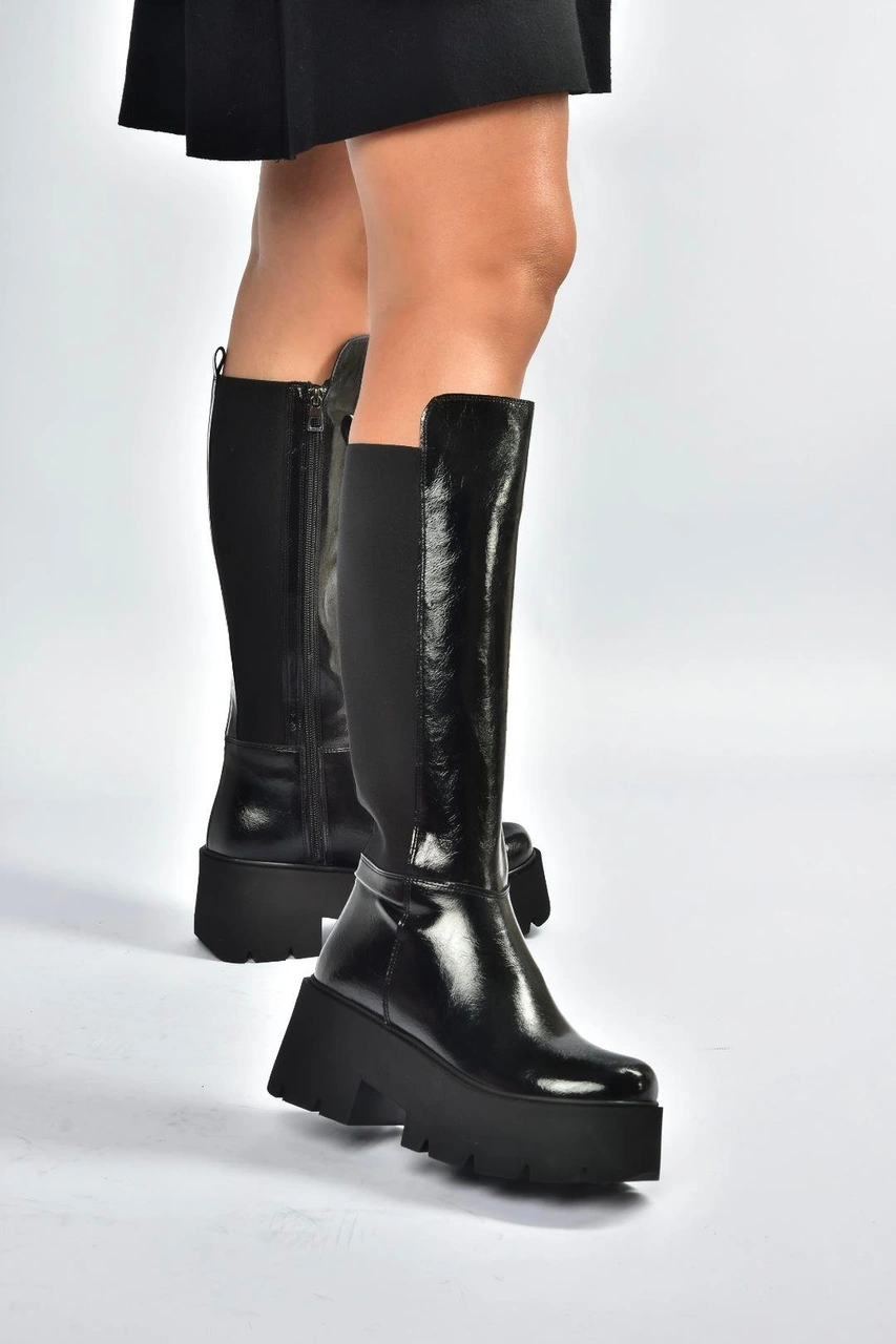 Fox Shoes R820060760 Siyah Rustik Kalın Tabanlı Arkası Lastik Detaylı Kadın Çizme Siyah-rustik