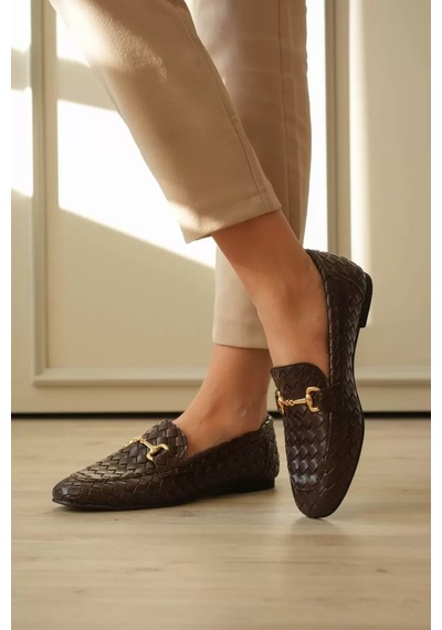 Alfaze Acı Kahve Deri Örgü Dokulu Gold Tokalı Şık Kadın Loafer Ayakkabı Topuk Boyu 1 Cm Acı Kahverengi Alfaze Acı Kahve Deri Örgü Dokulu Gold Tokalı Şık Kadın Loafer Ayakkabı Topuk Boyu 1 Cm Acı Kahverengi