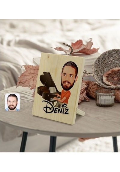 Kişiye Özel Isimli Erkek Piyanist Karikatürlü Dekoratif Ahşap Çer