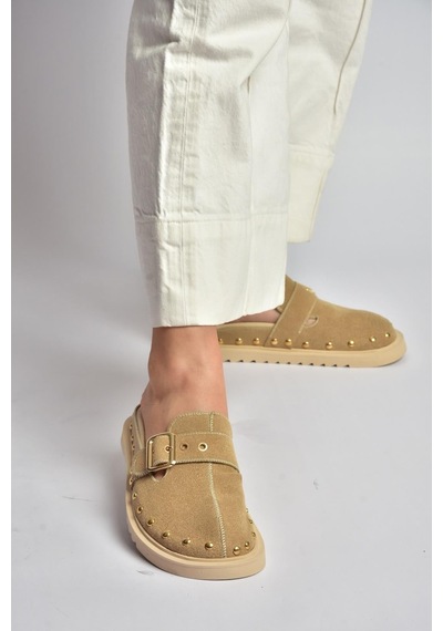 Fox Shoes Y918143802 Bej Süet Önü Kapalı Zımba Detaylı Sabo Terlik