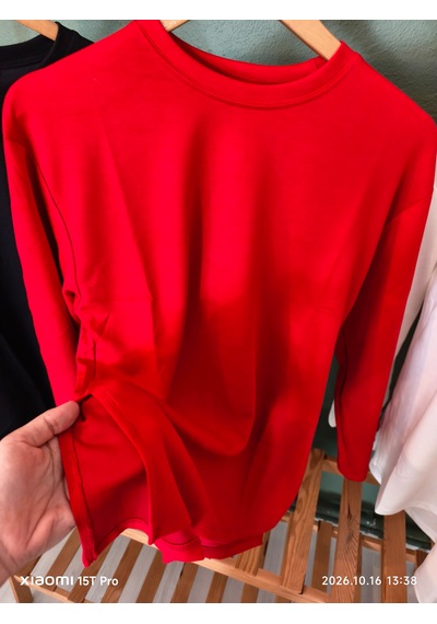 Trendall Kırmızı Renk Yırtmaç Detaylı Uzun Kollu Bisiklet Yaka Tshirt