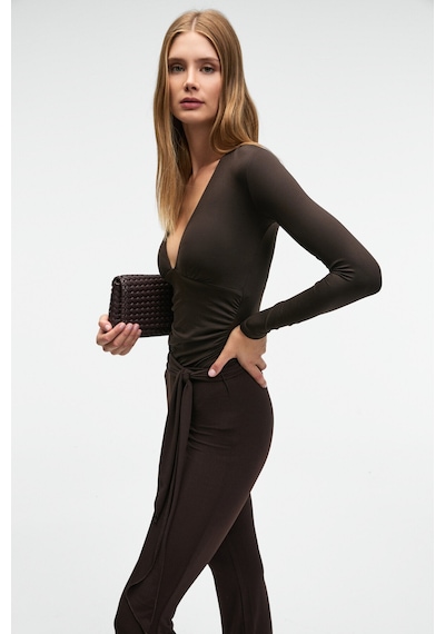 Grımelange TEVRINE Kadın Kruvaze Yakalı Esnek Kumaşlı Uzun Kollu Çıtçıt Kapamalı Slim Fit Koyu Kahverengi Bluz