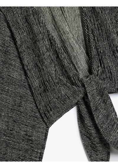 Koton Crop Hırka Bürümcük Bağlama Detaylı V Yaka Yarasa Kol Siyah Desenli 5wal90013ık Siyah Koton Crop Hırka Bürümcük Bağlama Detaylı V Yaka Yarasa Kol Siyah Desenli 5wal90013ık Siyah