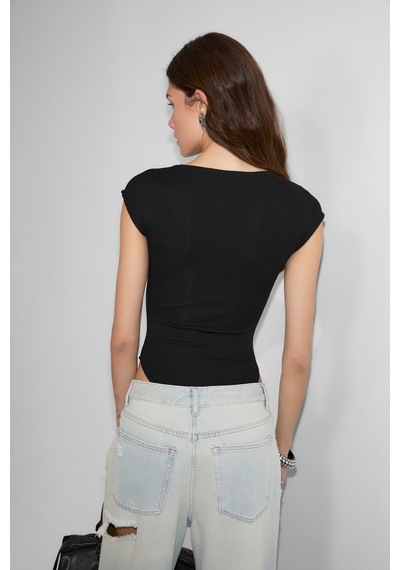 Grımelange Nınfa Kadın Yumuşak Ve Esnek Kumaşlı Oyuk Yakalı Çıtçıtlı Vucuda Oturan Siyah Body Suit Grımelange Nınfa Kadın Yumuşak Ve Esnek Kumaşlı Oyuk Yakalı Çıtçıtlı Vucuda Oturan Siyah Body Suit