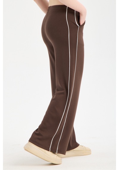 Gugus Kadın Trend Bol Paça Modal Kumaş Eşofman Altı Çift Cepli Wide Leg Yanları Beyaz Şeritli Kahverengi Gugus Kadın Trend Bol Paça Modal Kumaş Eşofman Altı Çift Cepli Wide Leg Yanları Beyaz Şeritli Kahverengi
