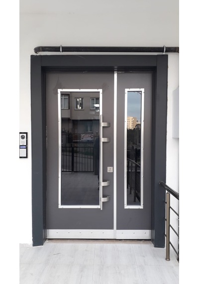 Çelik Kapı Modelleri Siyah Camlı Düz Model Bina Kapısı Sol