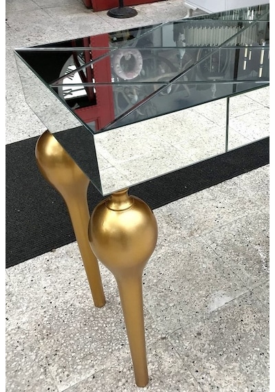 Dresuar TOMBUL Model Ahşap Kayın Torna Parlak Gold renk ayak Siyah Füme Ayna Kutuda sevk El Yapım Siyah Dresuar TOMBUL Model Ahşap Kayın Torna Parlak Gold renk ayak Siyah Füme Ayna Kutuda sevk El Yapım Siyah