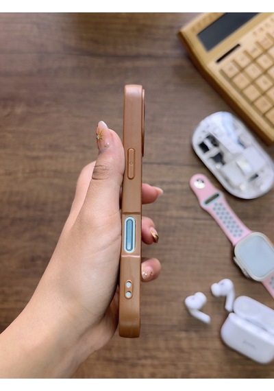 Apple iPhone 16 Uyumlu Premium Deri Dokulu Darbelere Karşı Dayanıklı Nazal Silikon Kılıf Kahverengi