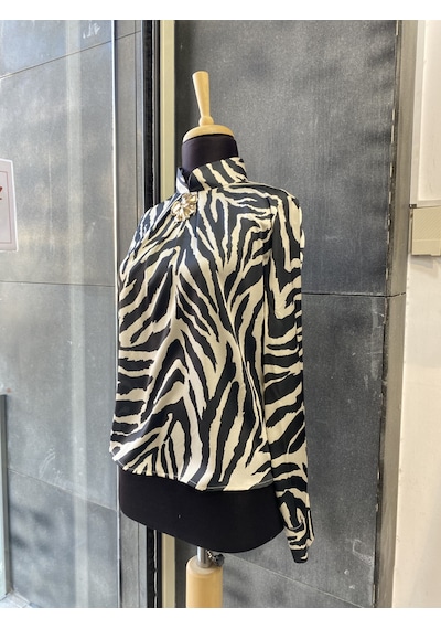 Pera Moda Gold Broşlu Zebra & Batik Desenli Bluz Siyah