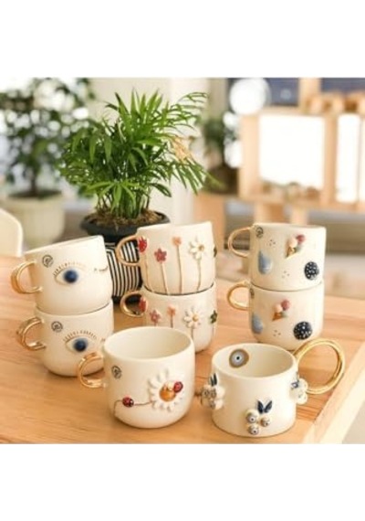El Yapımı Bahar Çiçekleri Kabartmalı Kupa 24 Ayar Altın Dekorlu 300 Ml Mug Spring Flower Açık Ahşap