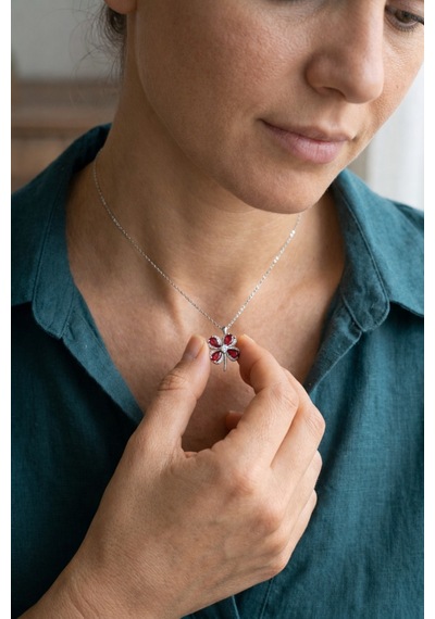 Çekirdekjewelry 925 Ayar Gümüş Kırmızı Taşlı Yonca Kolye Zirkon Taşlı Şık Kadın Kolye Gümüş
