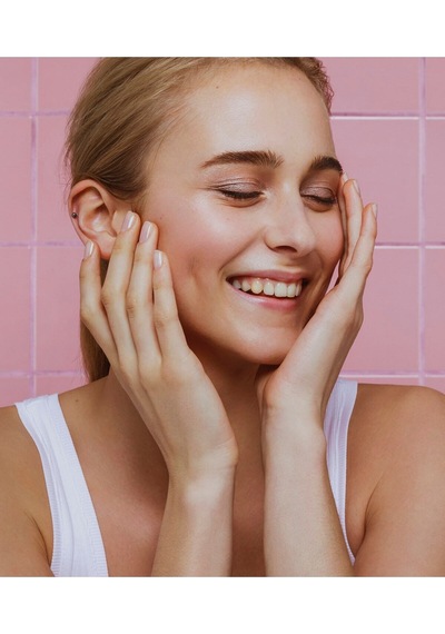 Aqua Rose Organik Gül Suyu Içeren Yüz Yıkama Köpüğü 150 Ml
