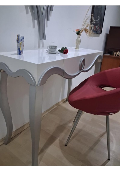 Dresuar Cnc Kabartma 90666 Model Aynalı Tombik Sandalye Ayak Parlak Beyaz Gri Renk Beyaz - Gri Dresuar Cnc Kabartma 90666 Model Aynalı Tombik Sandalye Ayak Parlak Beyaz Gri Renk Beyaz - Gri