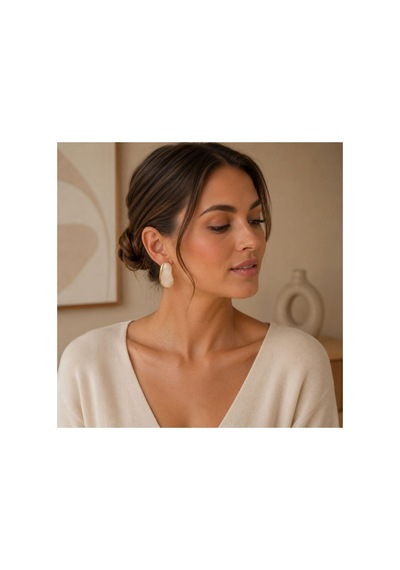 Krem Görünümlü Gold Detaylı Organik Form Kadın Küpe Şık Çivi Küpe Krem - 887987722 Krem - 887987722 Krem