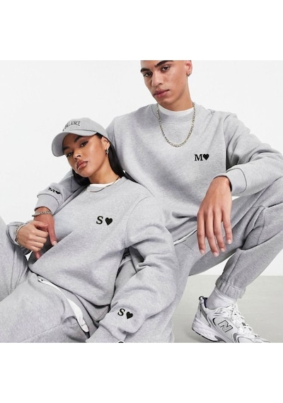Sevlove Sevgili Çift Kombini Kişiye Özel Harf Baskılı 2'li Sweatshirt Beden İçin Mesaj İle Bilgi Verin Gri Sevlove Sevgili Çift Kombini Kişiye Özel Harf Baskılı 2'li Sweatshirt Beden İçin Mesaj İle Bilgi Verin Gri