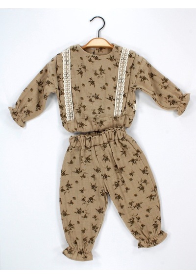 Babyhola Dantel Detaylı Çiçek Desenli Müslin Bayramlık Kız Bebek Takım Üst Ve Pantolon İkili Set 2009 Kahverengi Babyhola Dantel Detaylı Çiçek Desenli Müslin Bayramlık Kız Bebek Takım Üst Ve Pantolon İkili Set 2009 Kahverengi