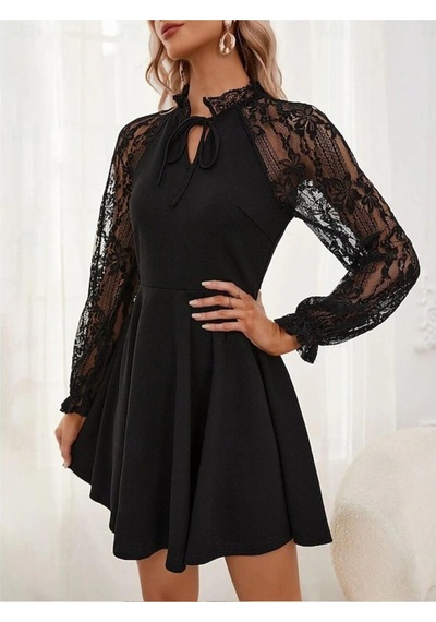 Butik Ayvitrin Kadın Uzun Kollu Yakadan Bağcıklı Dantel Detaylı Kısa İthal Krep Elbise Siyah Butik Ayvitrin Kadın Uzun Kollu Yakadan Bağcıklı Dantel Detaylı Kısa İthal Krep Elbise Siyah