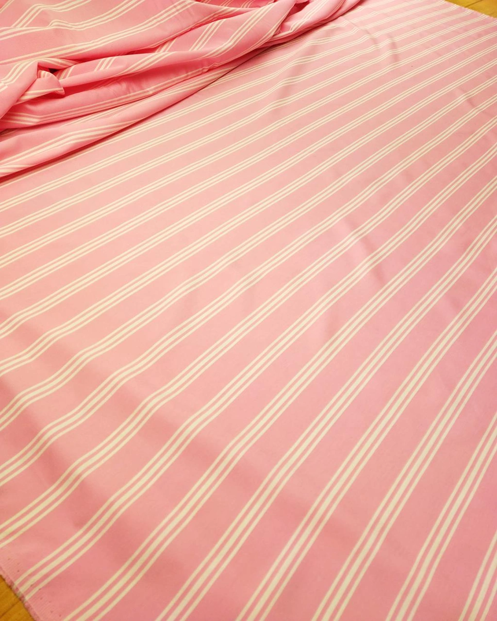 Poplin Benzeri Dokuma Pembe Üzeri Beyaz Çizgili En: 150 Cm-1354 Renkli