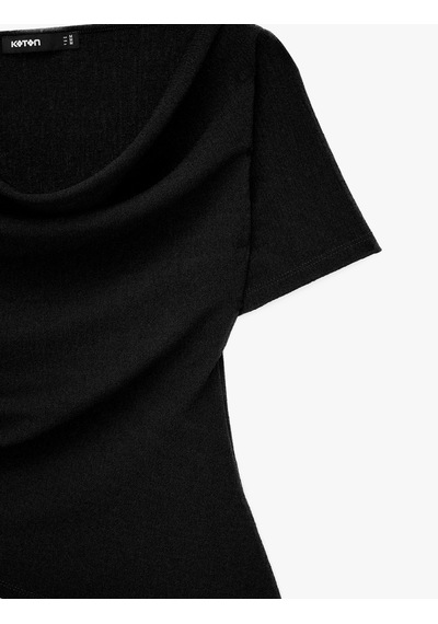 Koton Krep Kumaş Slim Fit Kısa Kollu Degaje Yaka Asimetrik Tişört Siyah 6sak50393ek