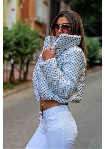 Keyifli Moda Kadın Beyaz Dik Yaka Desenli Kısa Şişme Mont