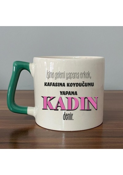 İşine Geleni Yapana Erkek Baskılı Kadınlar Günü Yeşil Kulplu D Kupa