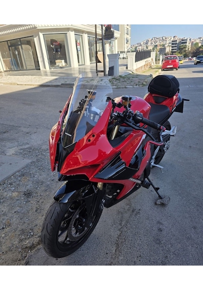 Motocam Qj Srk 25 R Ön Cam 2023-2026 Model 42cm Şeffaf Renkli 4mm