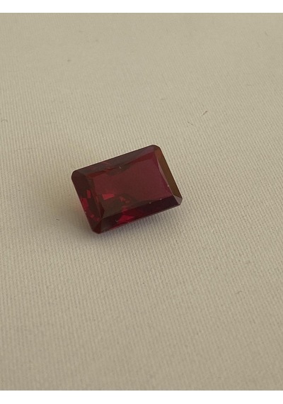 Faset Kesim Kırmızı Safir Taşı 17,6 Karat