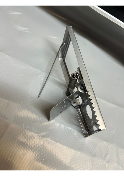 Fare Kapanı. Metal Fare Yakalama Aparatı.