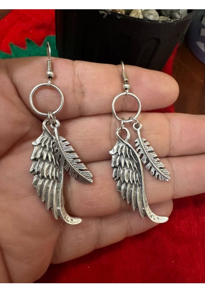 Herşey Nota Kanat Ve Tüy Detaylı Metal Küpe Sallantılı Tasarım Küpe Çok Renkli