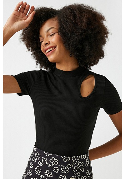 Koton Kadın Cut-Out Detaylı Kısa Kollu Siyah Tişört Siyah