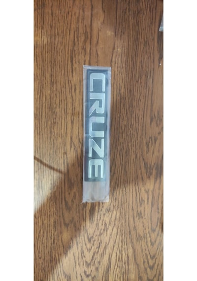 Chevrolet Cruze Bagaj Yazısı Tekli 11.5 Cm Uzunluk 1.7 Cm Yükseklik Oem A Kalite Şablon Ve Bantlı