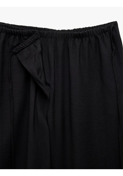 Koton Viskon Kumaş Rahat Kalıp Yırtmaç Detaylı Beli Bağcıklı Cepli Kruvaze Oversize Pantolon Siyah 5sak40462pw Siyah Koton Viskon Kumaş Rahat Kalıp Yırtmaç Detaylı Beli Bağcıklı Cepli Kruvaze Oversize Pantolon Siyah 5sak40462pw Siyah