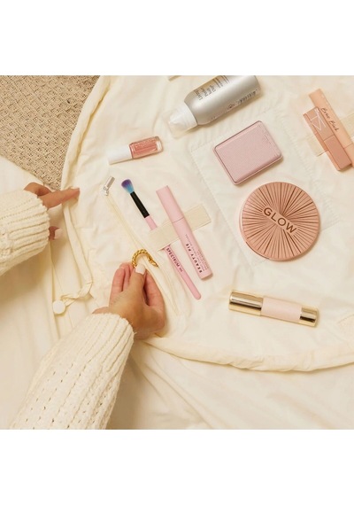 The Flat Lay Co. Vanilya Paraşüt Bağcıklı Makyaj Çantası, Seyahat İçin Pratik Ve Şık Çanta